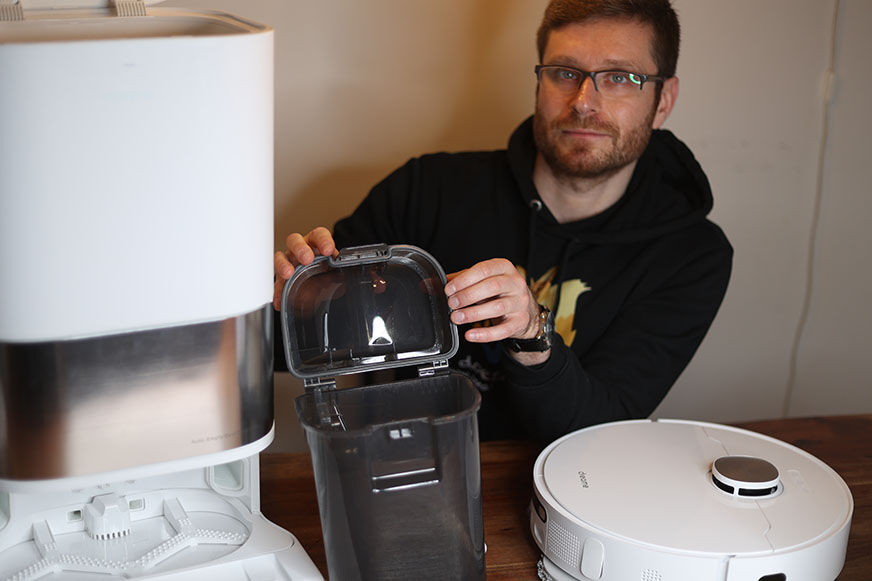 Die Isolierung des Schmutzwassertanks des Dreame L10s Ultra ist in der Nahaufnahme zu sehen